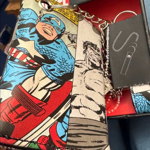 Marvel Heroes Comic Wallet with Chain - Picture 3 of 6